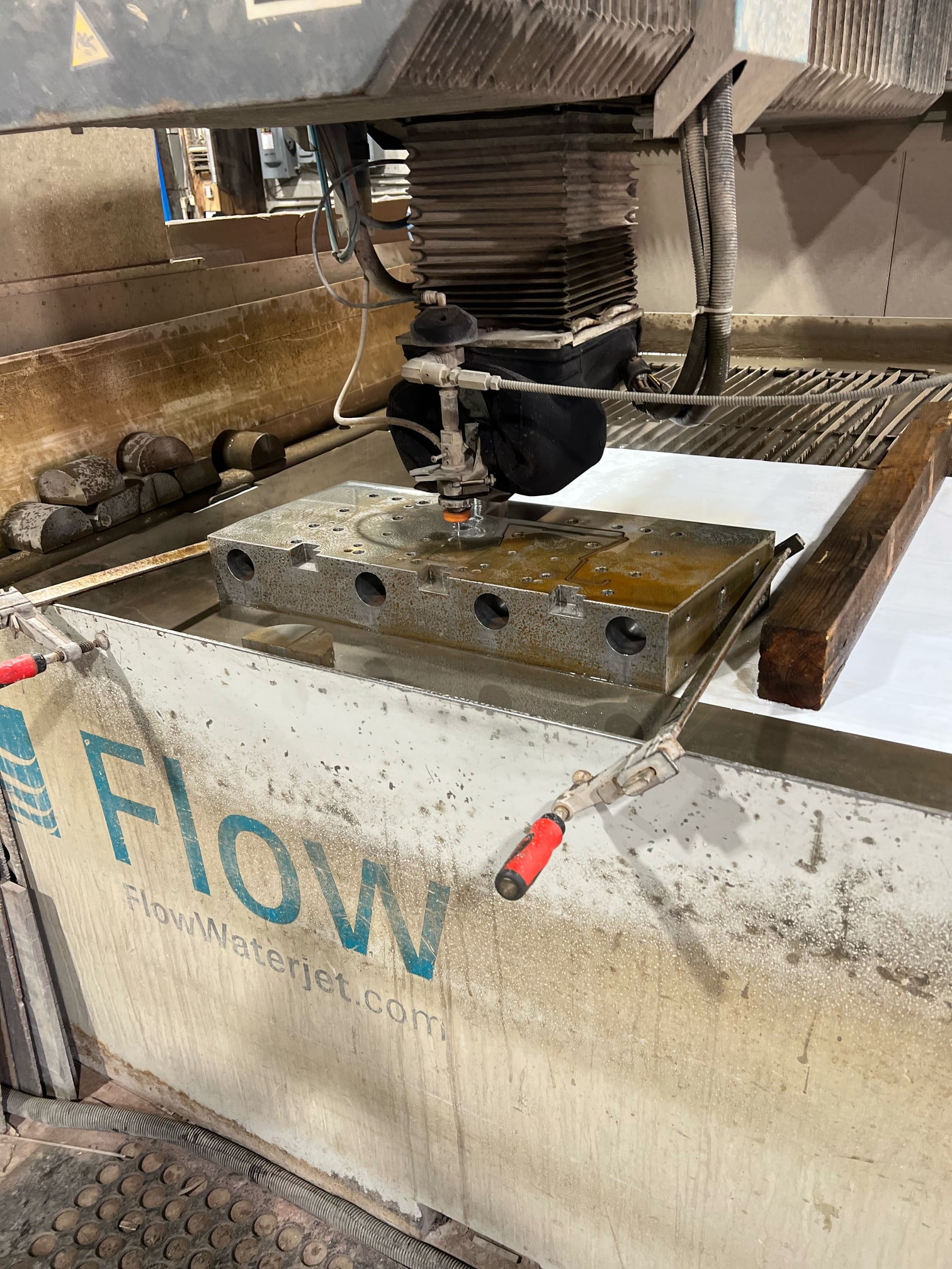 waterjet cutting machine cutting metal